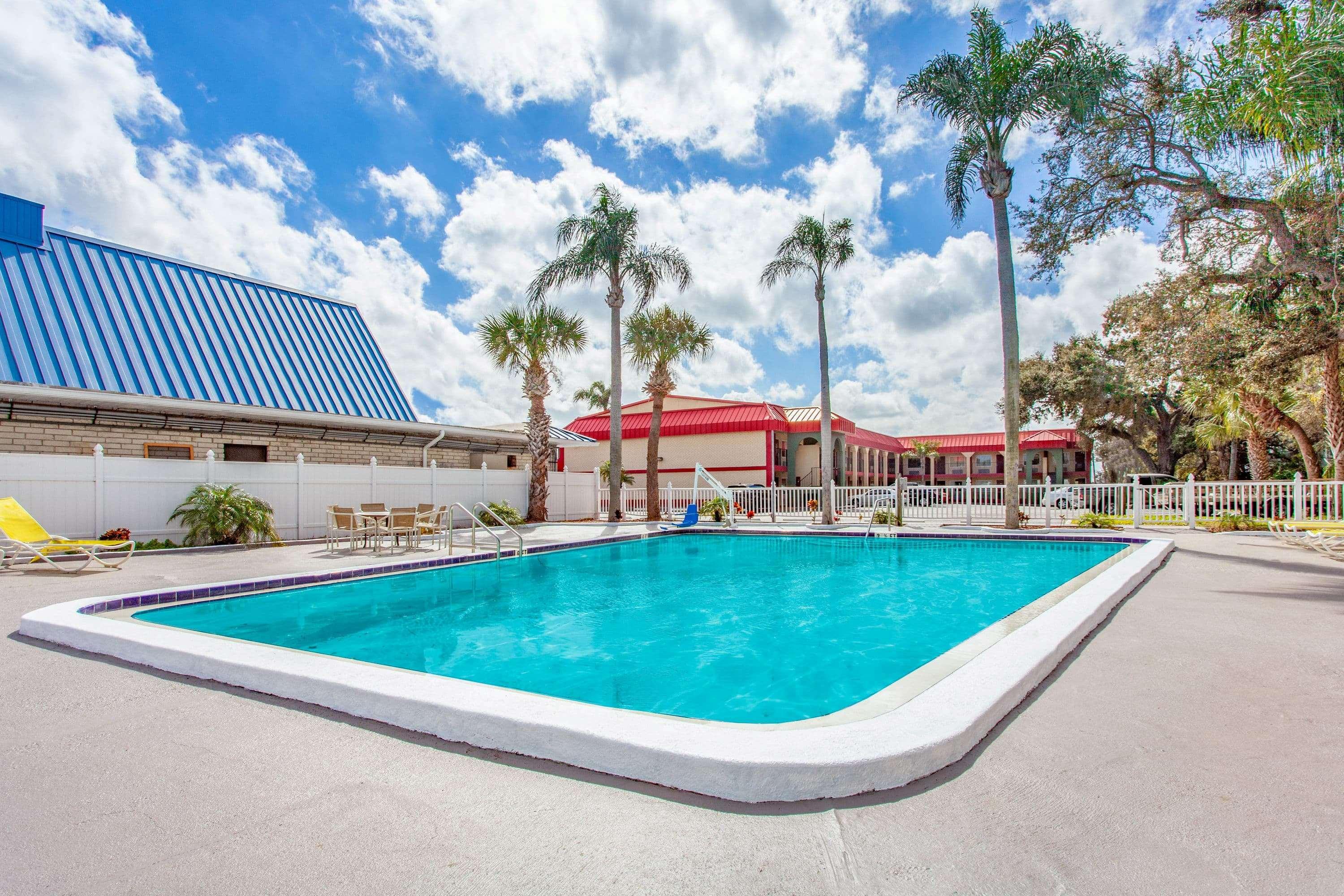 Super 8 By Wyndham Clearwater/Us Hwy 19 N Motel Exterior photo